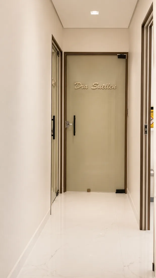 Corredor com porta de acesso ao consultório da Dra. Suellen