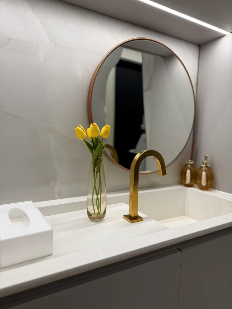 Lavabo em mármore com torneira de latão e tulipas