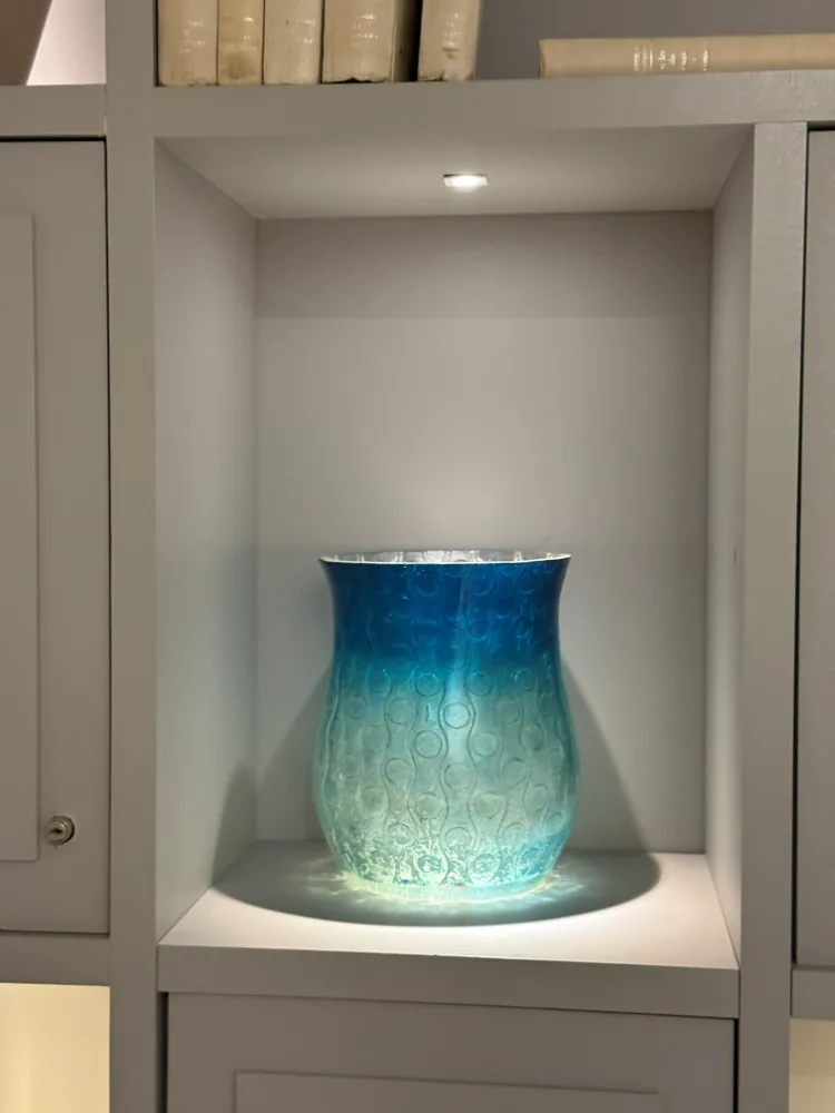 Vaso em vidro com degradê azul em nicho