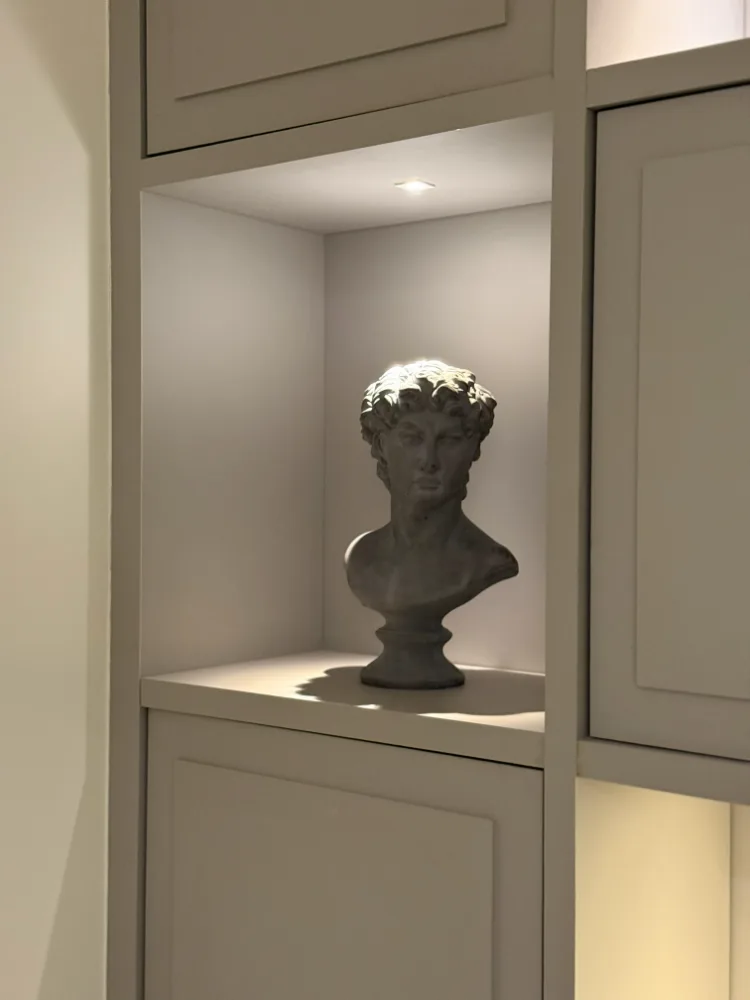 Busto em gesso iluminado em nicho
