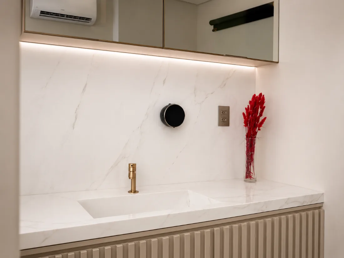 Lavabo em mármore com torneira de latão